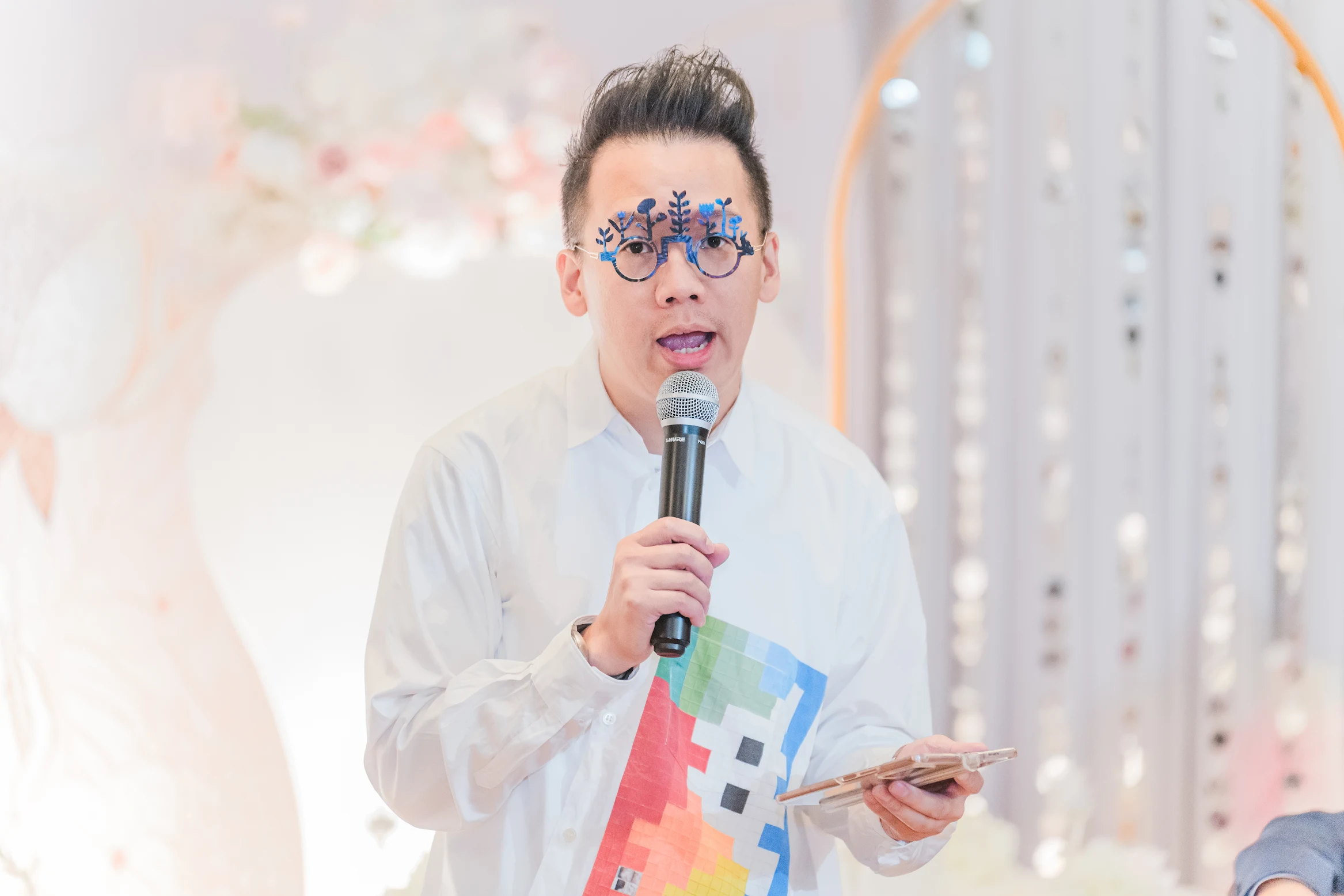 Foksifu, bilingual Cantonese and English wedding emcee, hosting on the microphone at a San Francisco Bay Area wedding